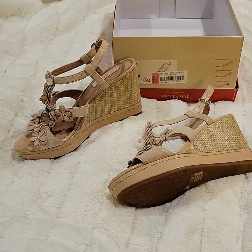 Nurture wedge sandals size 8 - Picture 4 of 5